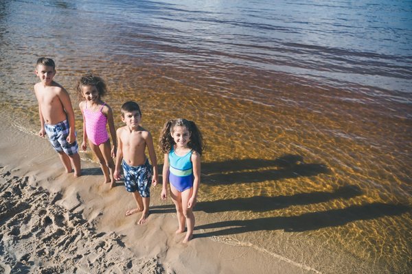 Maillots de bain pour enfants : Couleurs et confort pour la plage