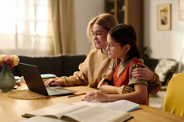 Réussir avec le soutien scolaire en ligne et en personne